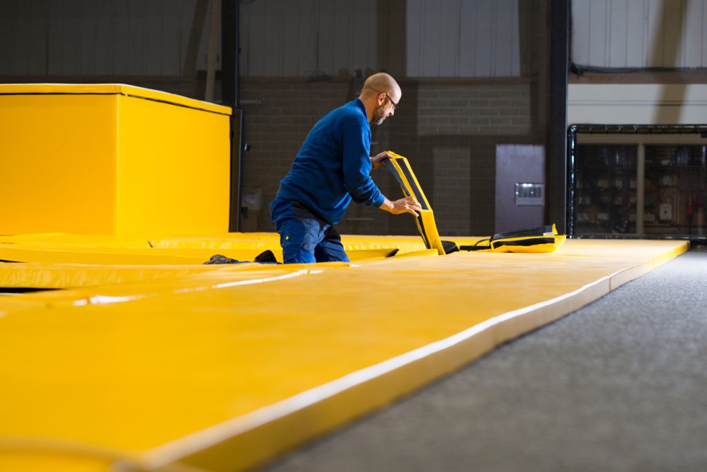 L'équipe de montage de Sidijk installe le trampoline sur place en toute sécurité