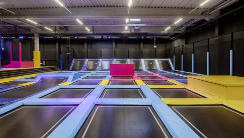 Overzicht van een trampolinepark ontworpen en gebouwd door Sidijk.