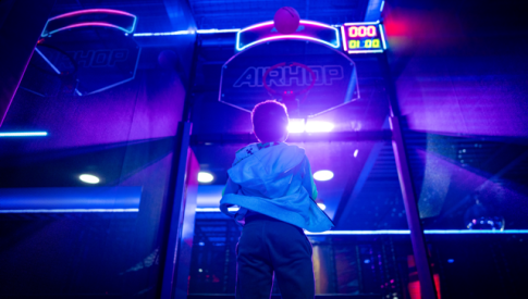 interactieve basketbal trampolinepark Airhopo Wrexham