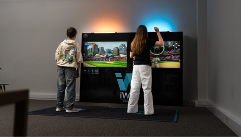 Spelers in actie bij iWall interactieve gamewall
