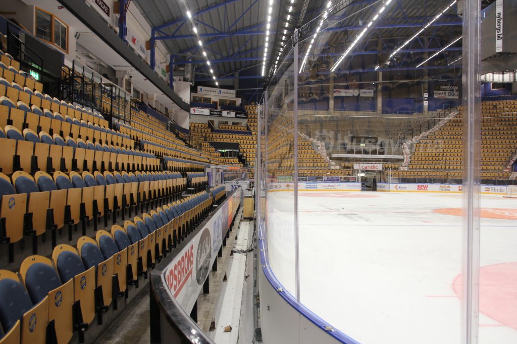 Wartung von Eishockey-Banden durch Sidijk